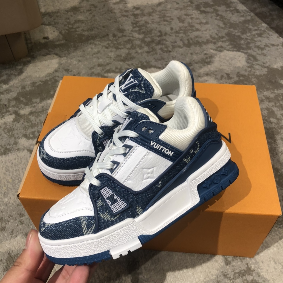 Children's shoes child
